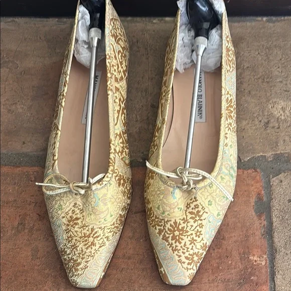 Manolo Blahnik Gold and Cream Flats with Bow Detail - Picture 3 of 6